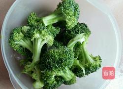 西兰花香菇炒瘦肉的做法图解3