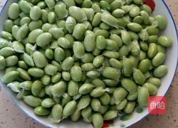烂肉闷毛豆的做法图解1
