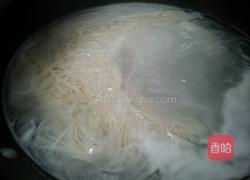 酸汤龙须面的做法图解2