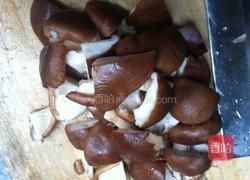 冬菇竹丝鸡汤的做法图解1