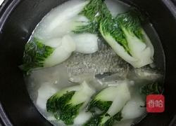 鲫鱼小白菜汤的做法图解4