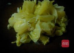 酸菜焖草鱼的做法图解1