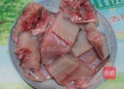 酸菜焖草鱼的做法图解2