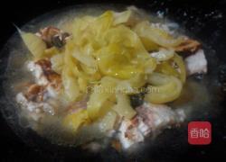 酸菜焖草鱼的做法图解4