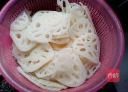 猪肉炒莲藕的做法图解1