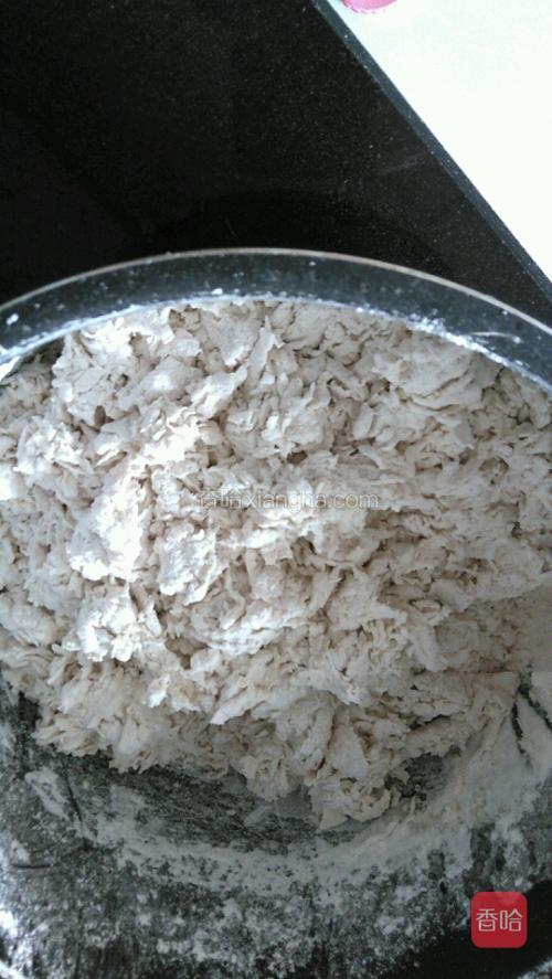 然后用酵母水把面粉和成棉花状