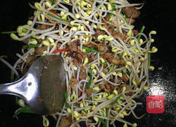 五花肉炒黄豆芽的做法图解7