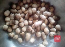 草菇炒肉的做法图解1