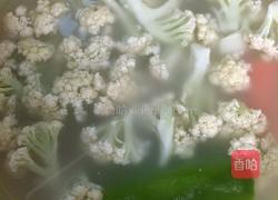 木耳炒花菜的做法图解1