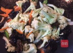 木耳炒花菜的做法图解7