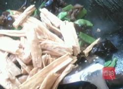 腐竹炒木耳的做法图解10