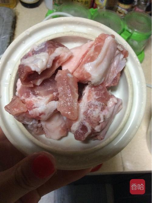 排骨小块洗净