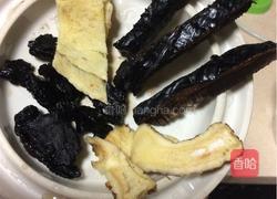 花生排骨瓦罐汤的做法图解3