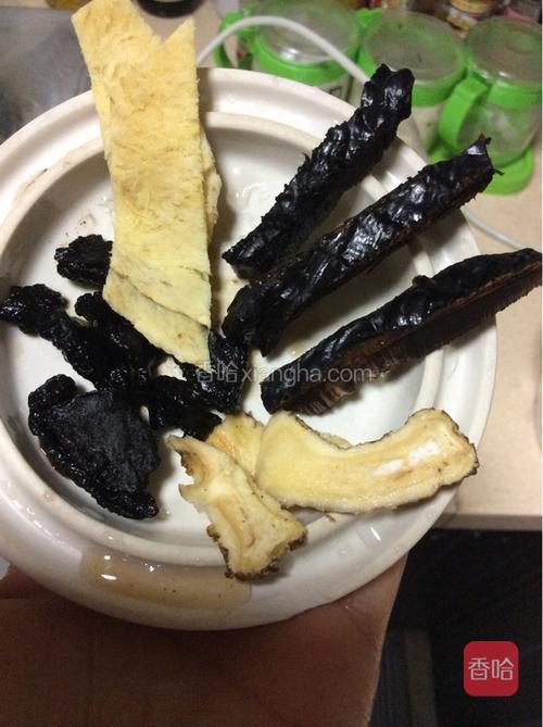 准备好的药材”灵芝片、熟地、黄芪、当归