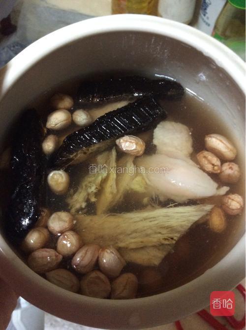 把药材全部放进装有花生粒的瓦罐里