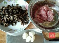 坝上榛蘑炒肉片的做法图解1