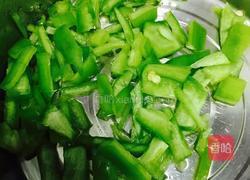 鸡蛋包青椒丁的做法图解1