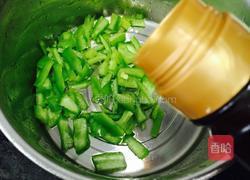 鸡蛋包青椒丁的做法图解2