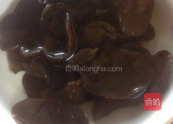 黄花菜木耳炒瘦肉的做法图解2
