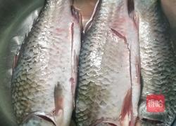 红烤鲫鱼的做法图解1