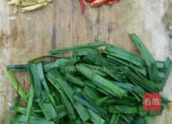 青蒜炒肉的做法图解1