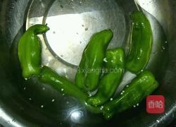 腊肠炒青椒的做法图解2