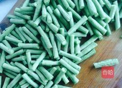 皮蛋拌豆角的做法图解1