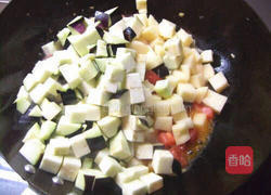 香菇丁茄丁拌面的做法图解2
