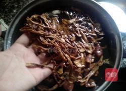 芹菜炒茶树菇的做法图解1