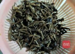 芹菜炒茶树菇的做法图解3