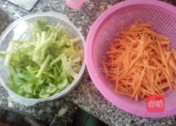 芹菜炒茶树菇的做法图解4