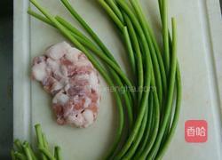 蒜苔腐竹炒肉的做法图解1