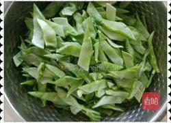 扁豆角炒香菇牛肉的做法图解2