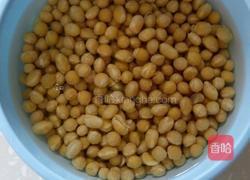 鸡爪焖黄豆的做法图解2