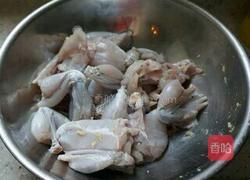 干锅牛蛙的做法图解1