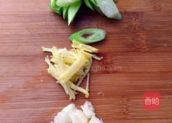 五花肉炒薄皮辣的做法图解2