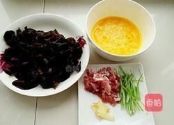 木耳鸡蛋炒肉的做法图解1
