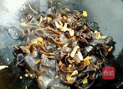 木耳鸡蛋炒肉的做法图解4