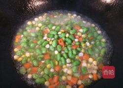 毛豆炒肉丁的做法图解5