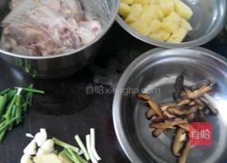 香菇土豆焖鸡的做法图解1