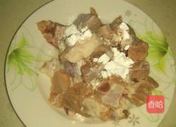 红萝卜焖排骨的做法图解1