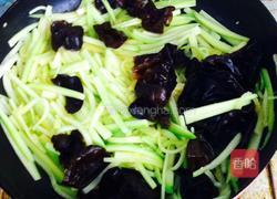 西葫芦炒木耳的做法图解4