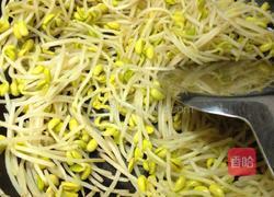 胡萝卜炒黄豆芽的做法图解2