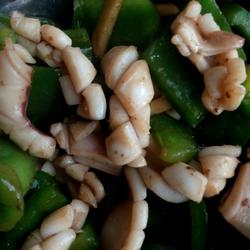 脆椒炒鱿鱼片的做法[图]