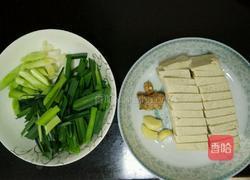 蒜苗炒豆腐的做法图解1