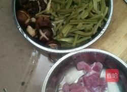 香菇瘦肉炒贡菜的做法图解2