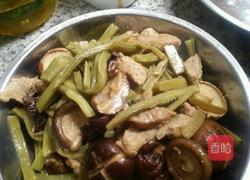香菇瘦肉炒贡菜的做法图解7