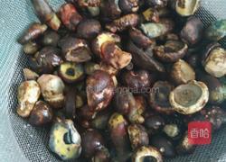 炒野生蘑菇的做法图解1