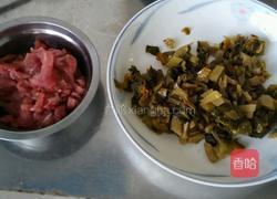 酸菜炒肉的做法图解1