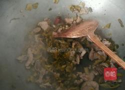 酸菜炒肉的做法图解3